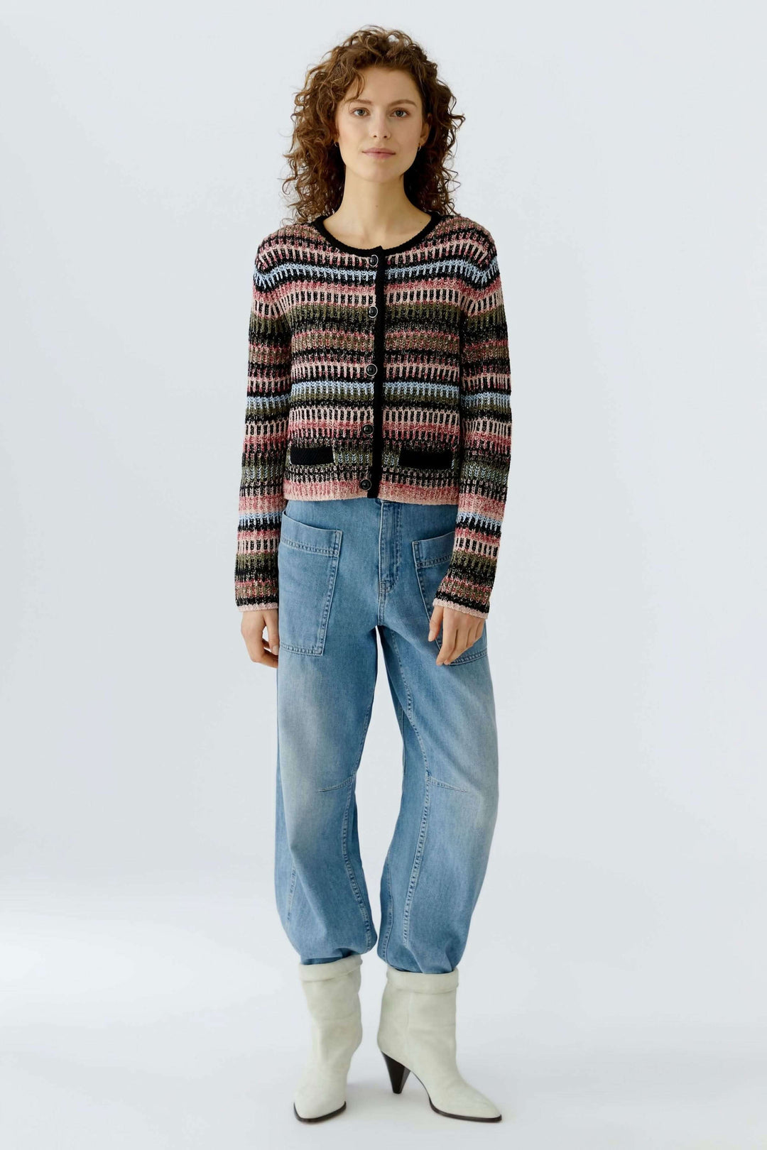 Cardigan en maille texturée avec motif graphique, coupe droite et encolure ronde, parfait pour un look décontracté ou structuré.