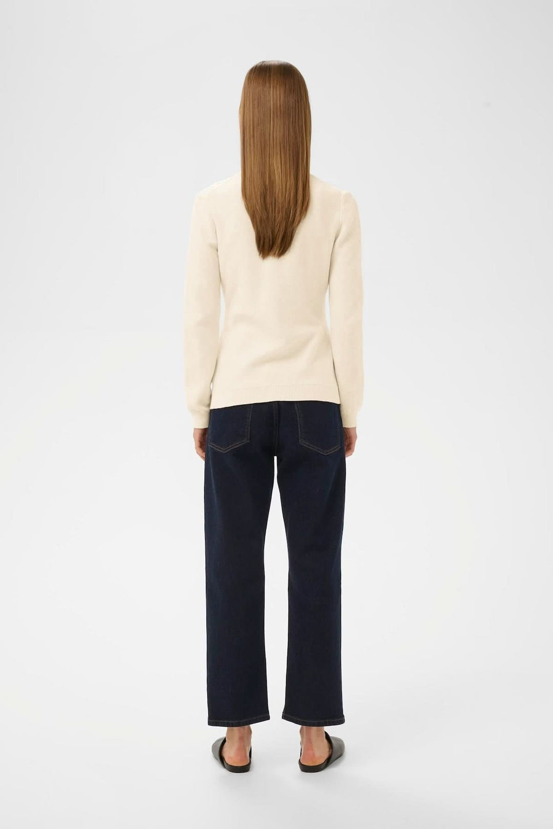 Vue arrière du Cardigan en maille NAASU avec coupe droite, porté par un mannequin, créant une silhouette élégante et intemporelle.