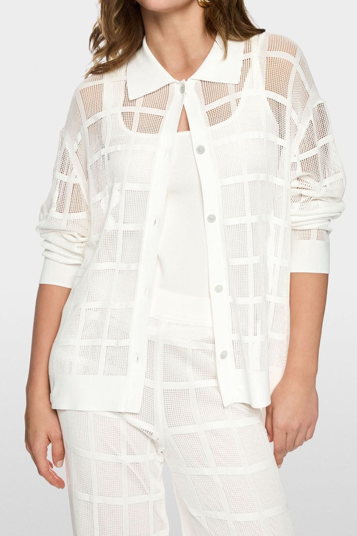 Cardigan en maille ajourée à carreaux avec col chemise structuré, style léger et raffiné, idéal mi-saison.