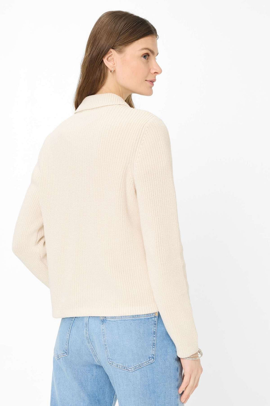 Femme portant un Cardigan en maille côtelée AMI avec col chemise structuré, vu de dos, parfait pour superpositions élégantes.