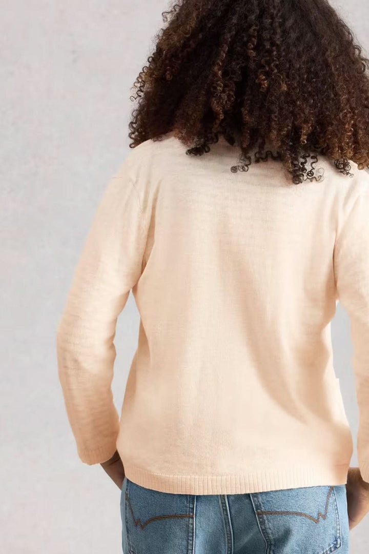 Vue arrière de la Cardigan en mélange de lin Nova, offrant une coupe fluide et confortable, idéal pour superposer des tenues quotidiennes.