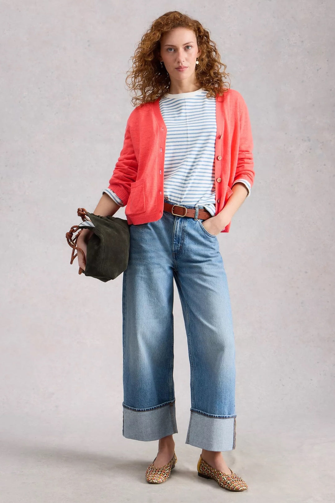 Femme portant le Cardigan en mélange de lin Nova, style décontracté avec encolure en V, poches plaquées, assorti à un jean large.