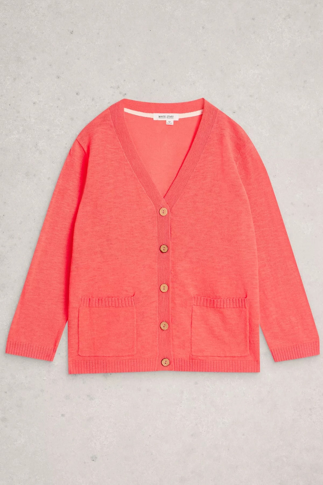 Cardigan en mélange de lin Nova avec encolure en V et poches en maille rouge, vu de face, détail des boutons et finitions côtelées.