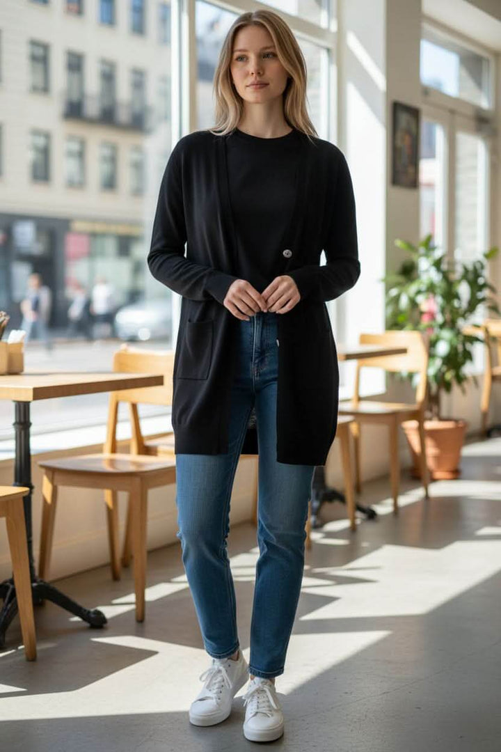 Cardigan long boutonné Miko élégant avec col V, porté dans un cadre décontracté et lumineux, devanture à bouton unique.