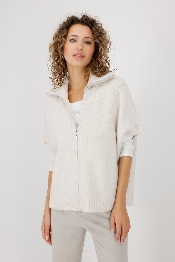 Cardigan maille torsadée oversize avec col roulé et fermeture éclair, couleur crème.