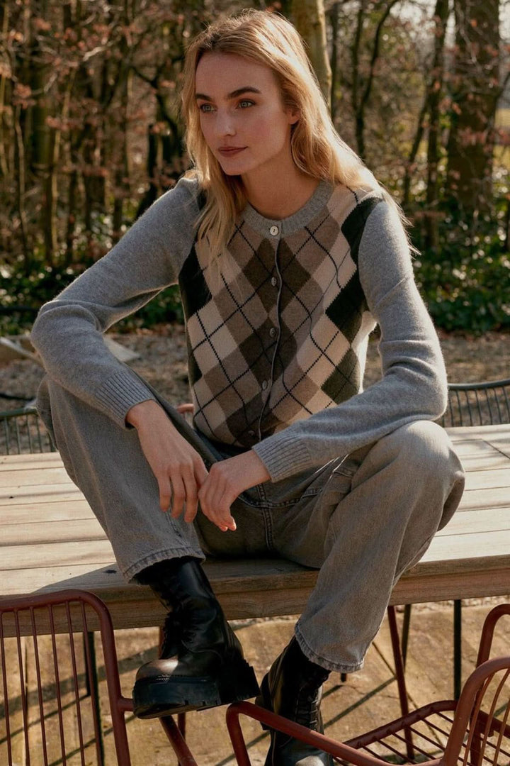 Cardigan à motif losanges gris avec une coupe ajustée pour un look rétro et élégant.