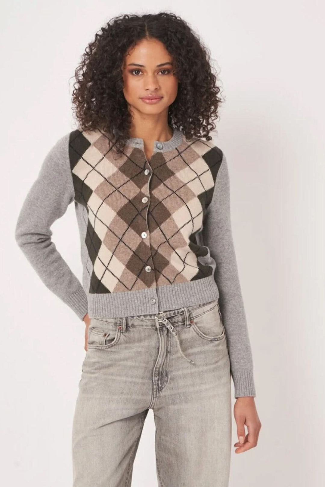 Cardigan à motif losanges dans des tons beige, brun et noir, avec manches grises, pour un look rétro et moderne.