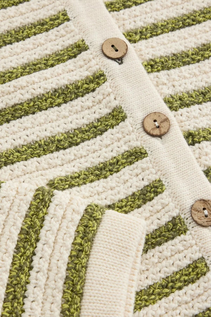 Cardigan rayé boutonné en laine texturée avec boutons bois, motif vert et beige, manches longues, détail élégant pour superposition.