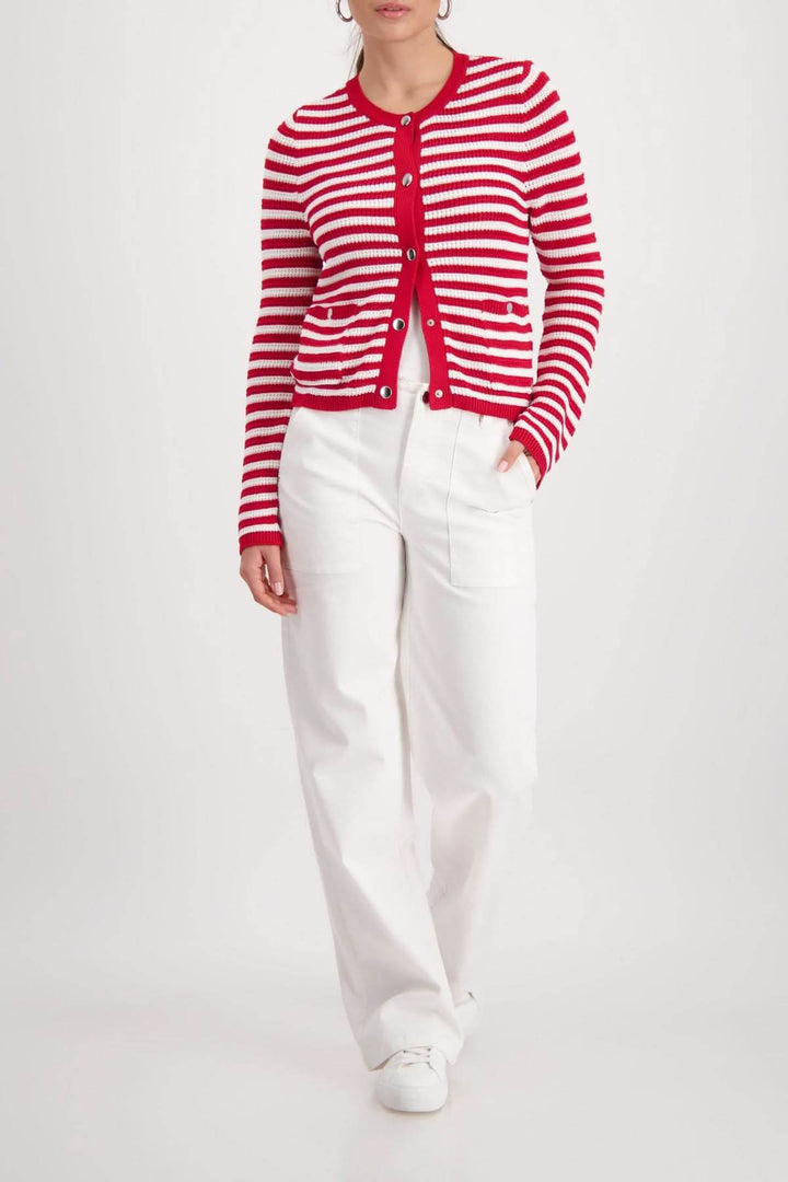 Cardigan rayé boutonné en maille avec coupe droite et encolure arrondie, porté par un mannequin avec pantalon blanc.