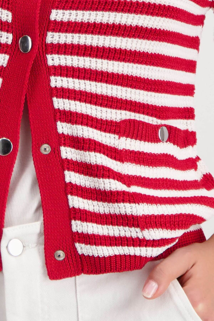 Cardigan rayé boutonné en maille rouge et blanche avec boutons argentés, coupe droite, et encolure arrondie, style décontracté.