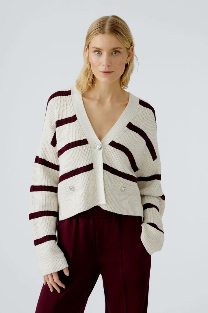 Cardigan à rayures en maille côtelée, coupe courte, encolure en V et boutons décoratifs. Style moderne et décontracté.