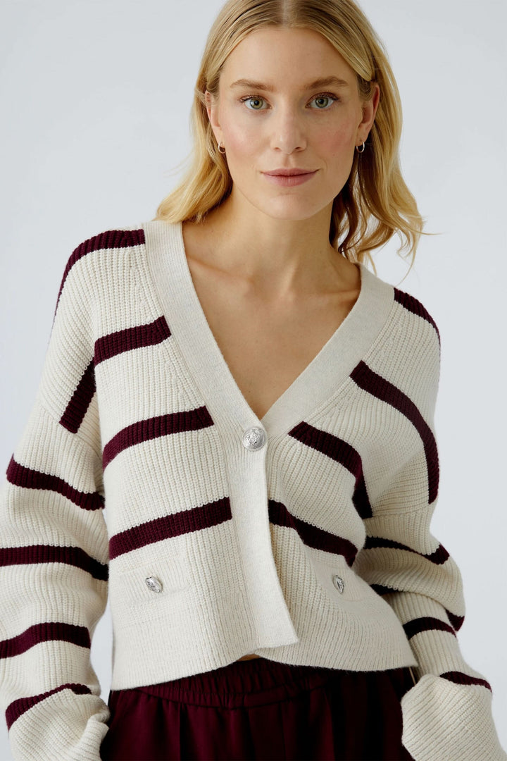 Cardigan à rayures moderne avec encolure en V et boutons décoratifs, style décontracté et raffiné.