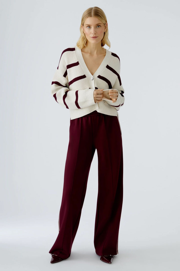 Cardigan à rayures moderne en maille côtelée, avec pantalon élégant, style décontracté et tendance.