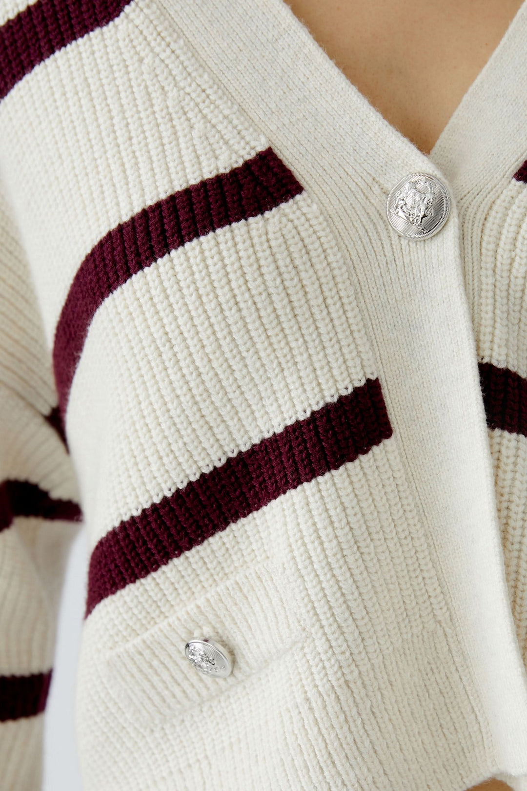 Cardigan à rayures moderne avec encolure en V et boutons décoratifs en maille côtelée.