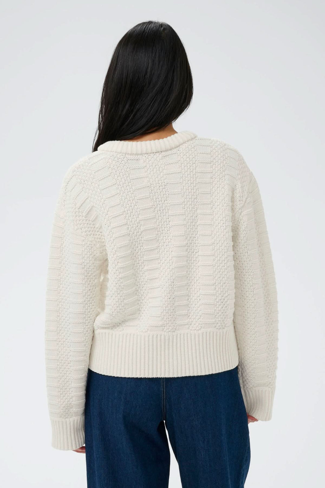 Dos du Cardigan zippé Aniela en maille texturée blanche, coupe droite et style moderne.