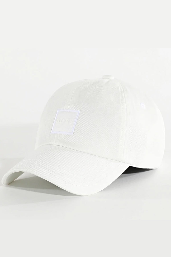 Casquette BOSS blanche en coton, avec écusson ton sur ton, style moderne et élégant pour un look décontracté.