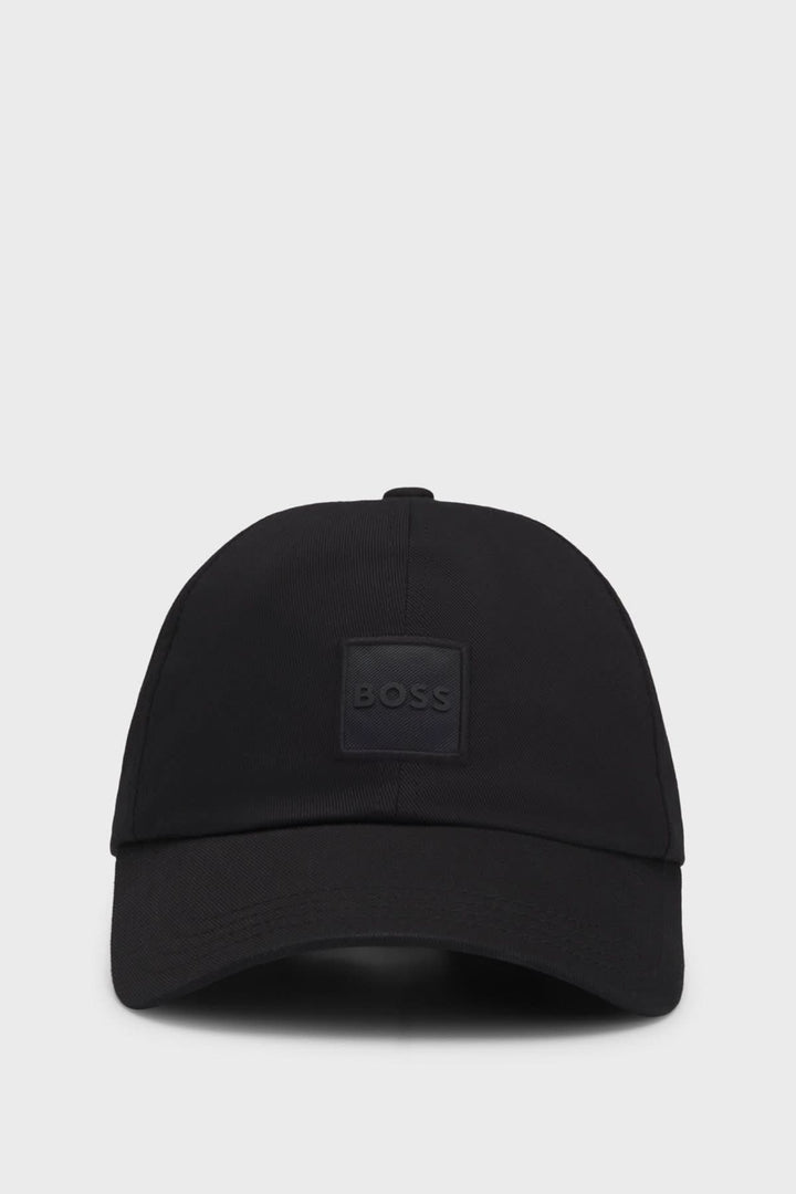 Casquette BOSS noire avec écusson axé sur le style contemporain et décontracté, parfaite pour les tenues estivales.