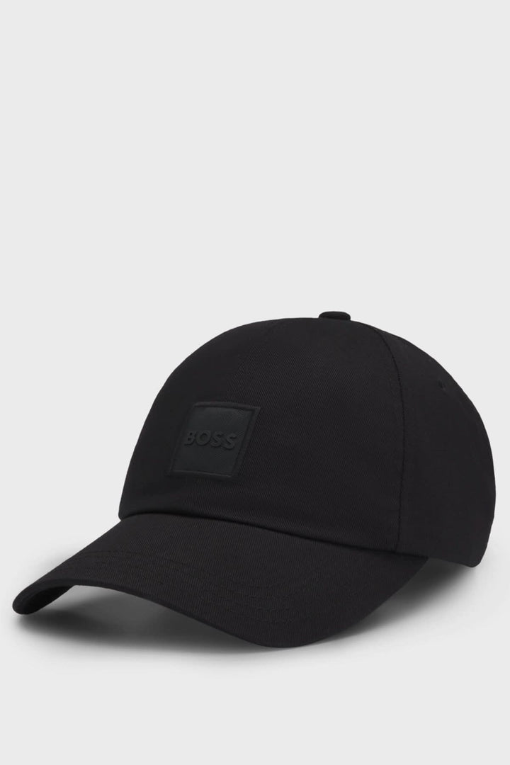Casquette BOSS noire avec écusson ton sur ton, style contemporain et élégant, parfaite pour l'été.