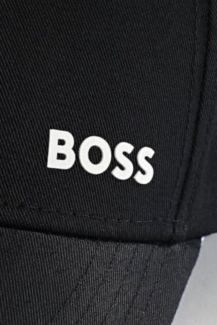 Casquette noire avec logo BOSS brodé en blanc, style urbain et confortable.