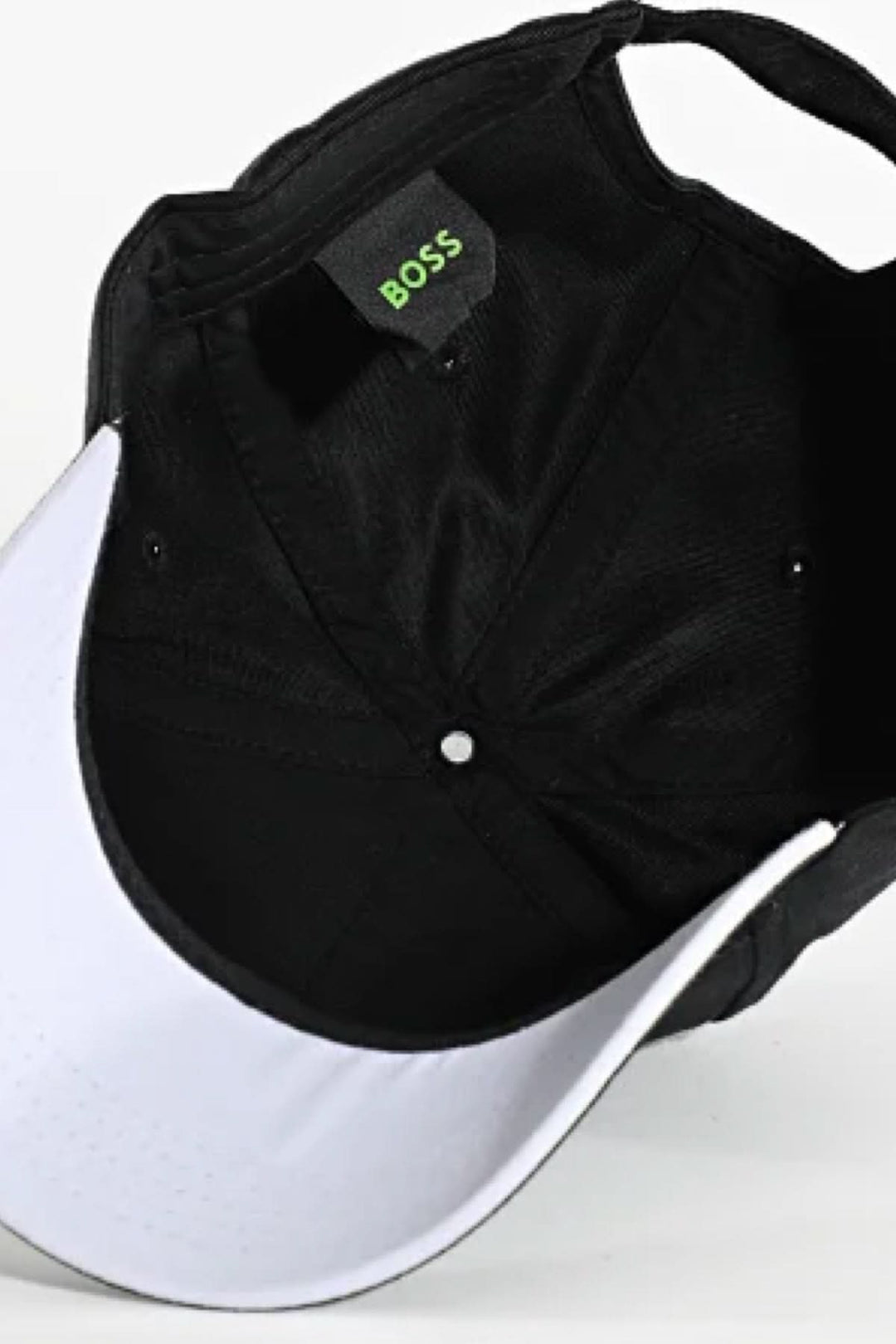 Intérieur de la casquette BOSS avec visière courbée et étiquette logo, style sportif et décontracté.