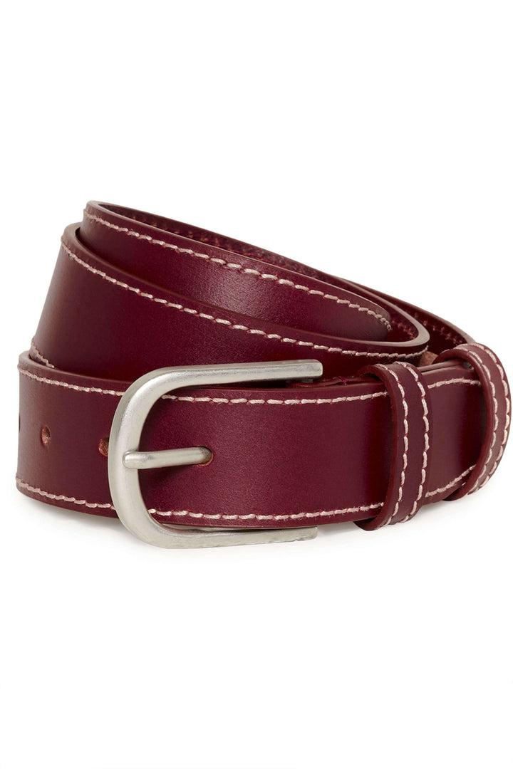 Ceinture en cuir bordeaux avec surpiqûres contrastantes et boucle métallique classique.