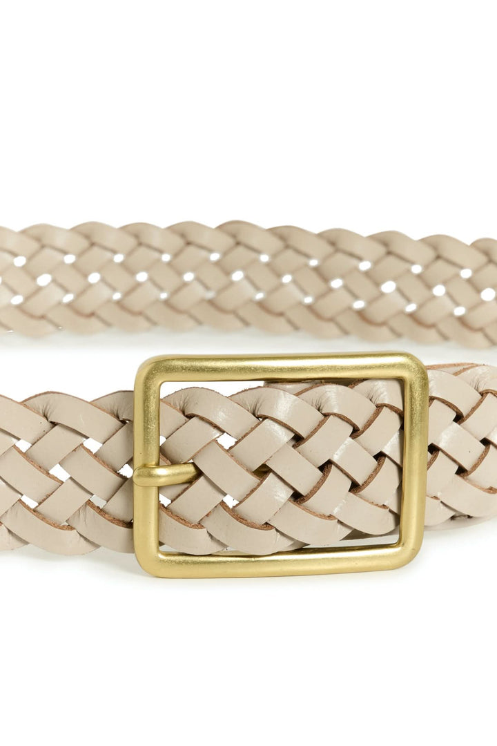 Ceinture tressée Anstina avec boucle carrée en métal, ajustement précis, design souple et élégant.