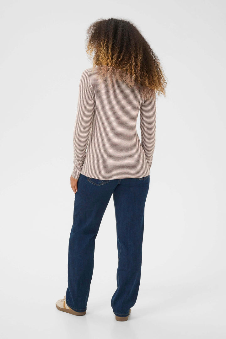 Vêtement féminin moderne Chandail Amma à col roulé rayé ajusté vu de dos, porté avec jean pour un style décontracté.