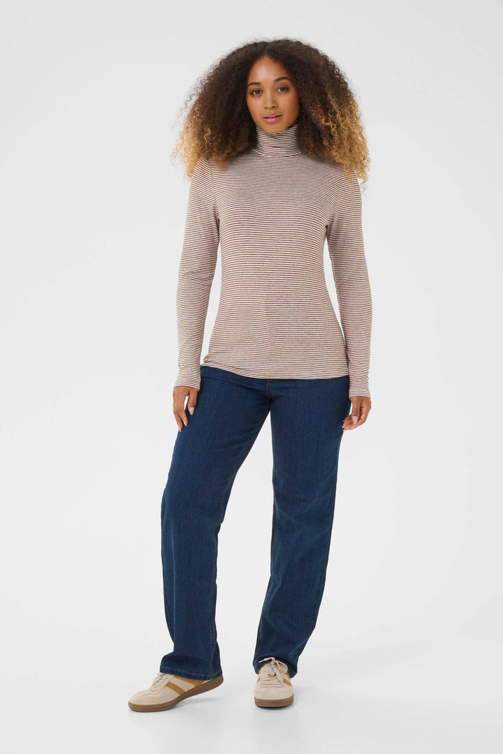 Femme portant le Chandail Amma à col roulé rayé ajusté, coupe ajustée, couleur beige, style moderne, confortable et polyvalent