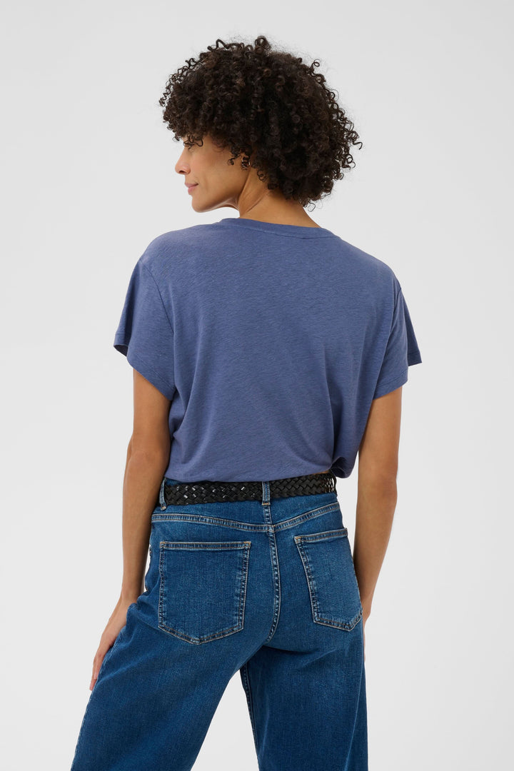 Chandail Anemona style minimaliste avec coupe ample, parfait pour un look polyvalent et moderne. Vue de dos avec encolure ronde classique.