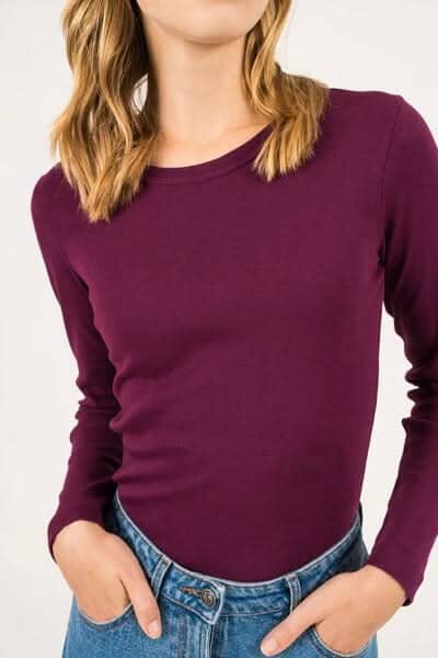 Chandail long pour femme en couleur bordeaux avec un décolleté rond, porté avec un jean intemporel.