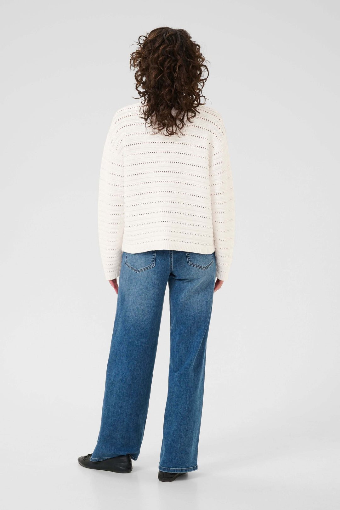 Chandail Dolly en tricot ajouré avec motif élégant, porté avec un jean; vue arrière, style moderne et raffiné.