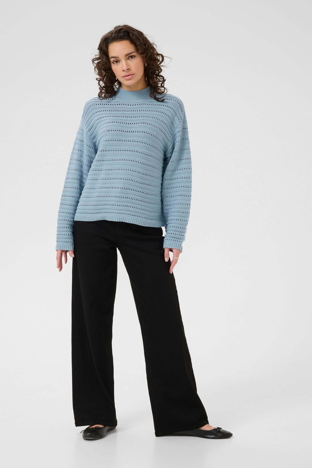Chandail Dolly en tricot ajouré avec col montant, manches longues et motif élégant pour un look moderne et chic.