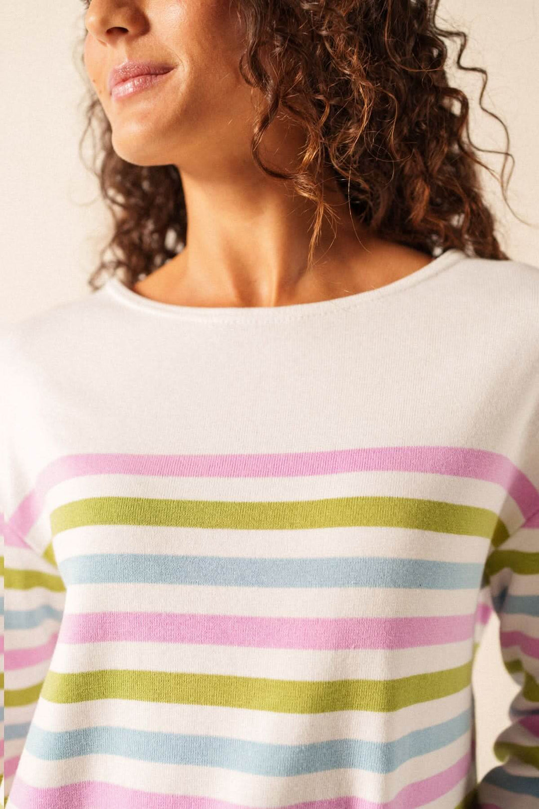 Femme portant le Chandail ECRINS COTON TRI, pull rayé style marinière avec col rond et manches longues en coton tricoté.