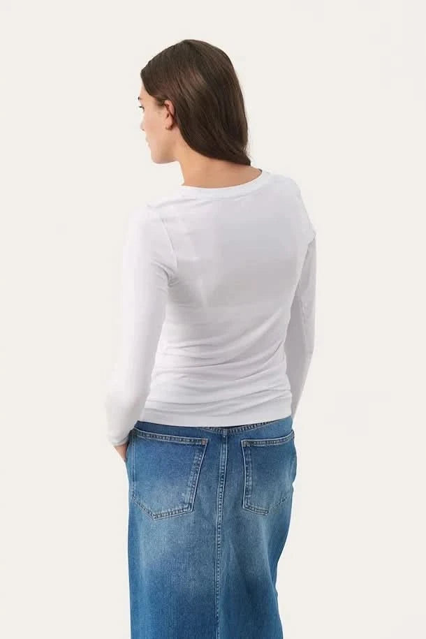 Chandail Emaja à manches longues, encolure ronde, vue arrière, porté avec une jupe en jean.
