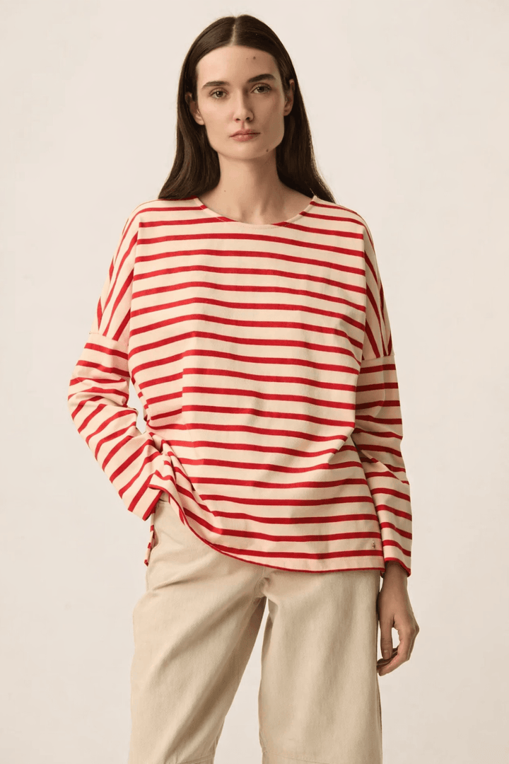 alt="Chandail Filly à manches longues rayé rouge et blanc, coupe ample, porté par un mannequin devant un fond neutre"