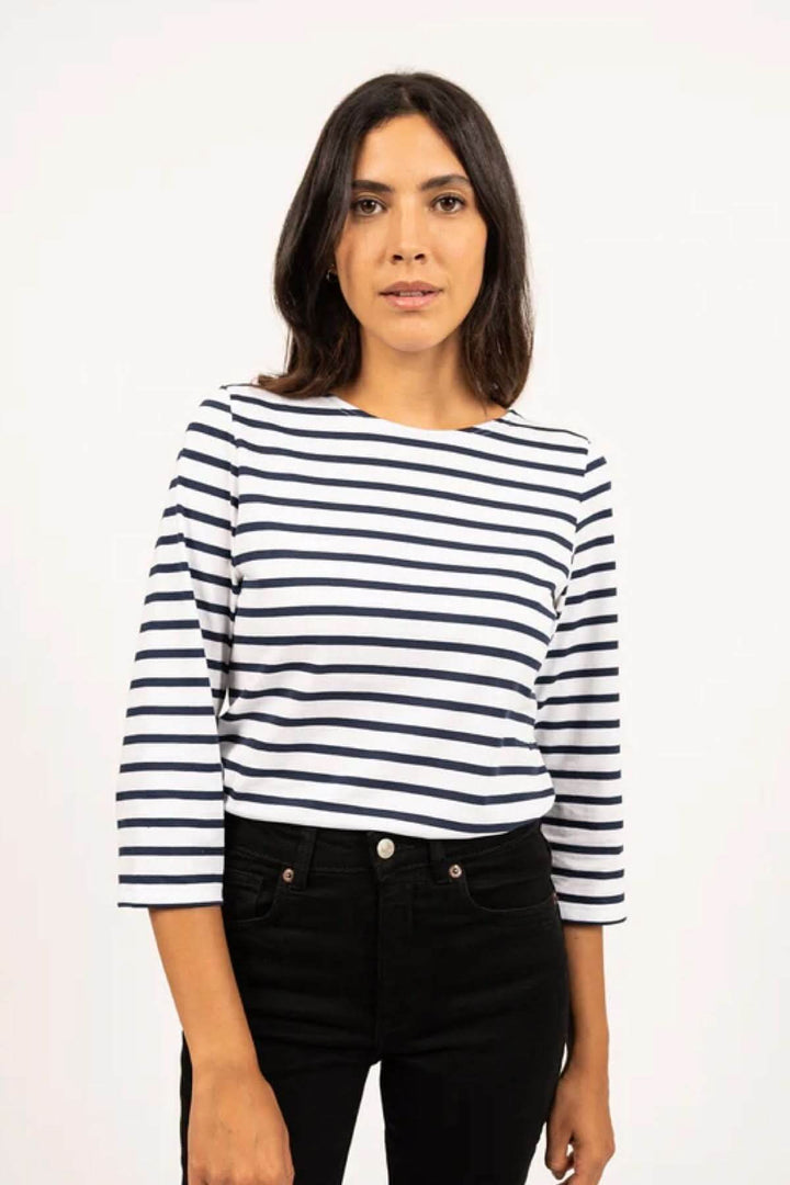 Chandail GALATHEE II à rayures marines, manches ¾ et coupe ajustée, parfait pour un style décontracté.