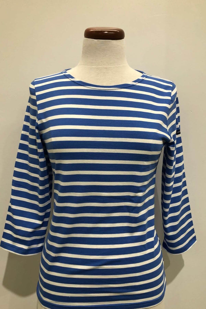 Chandail marinière Galathée II rayé bleu et blanc, manches ¾, encolure ronde, coupe ajustée.