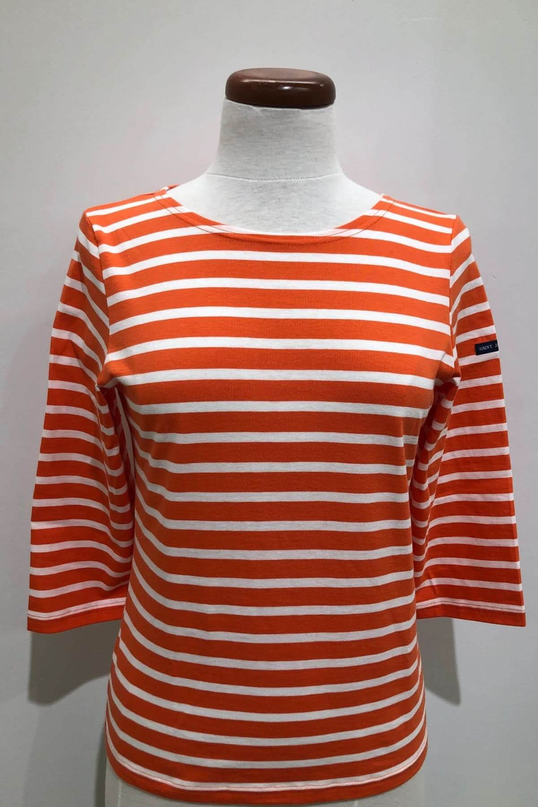 Chandail Galathée II à rayures orange et blanches, manches ¾, coupe ajustée et encolure ronde.