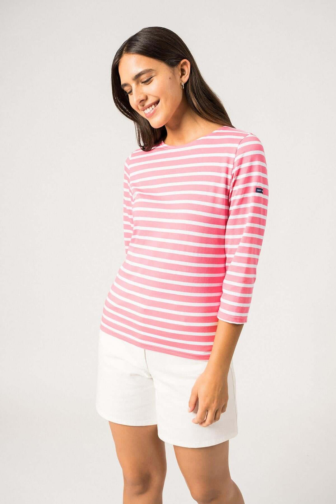 Chandail Galathée II rayé rose, manches ¾, style marin et coupe ajustée pour un look estival élégant.