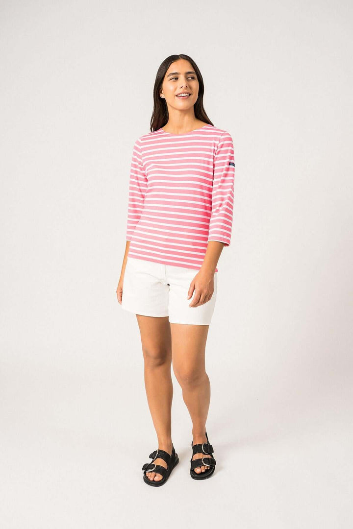 Chandail GALATHEE II à rayures roses et blanches, manches ¾, coupe ajustée, porté avec des shorts blancs.