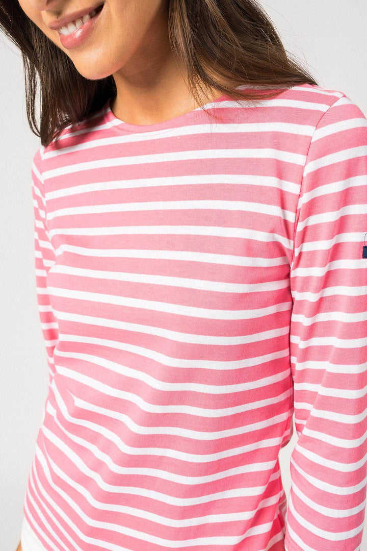 Chandail Galathée II à rayures roses et blanches, encolure ronde et manches longues, coupe ajustée.