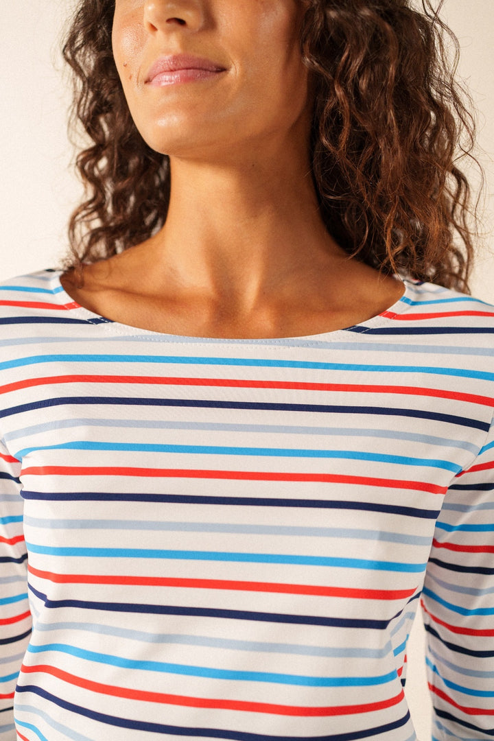 Femme portant le Chandail GARDE COTE III MU rayé en méryl, manches 3/4, coupe ajustée, protection anti-UV, inspiré de l&