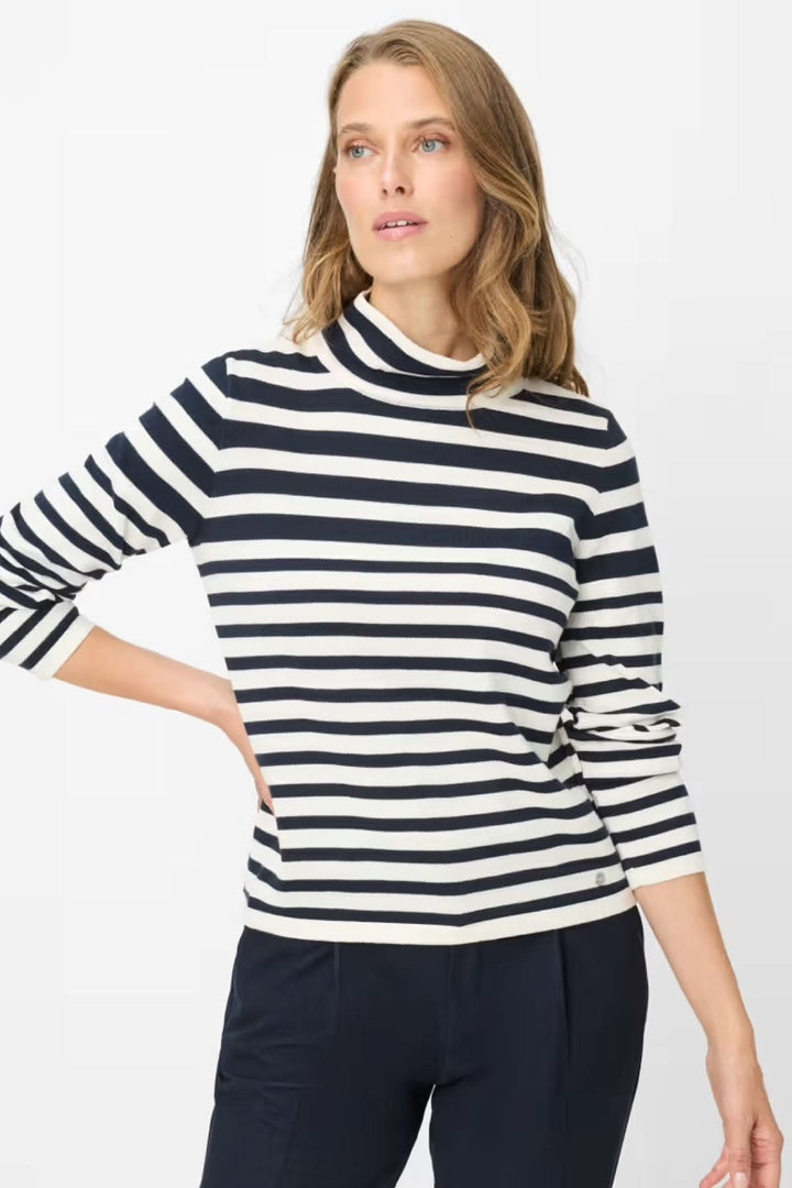 Chandail Lesley rayé avec col montant et coupe ajustée, silhouette moderne et épurée pour une allure élégante et intemporelle.