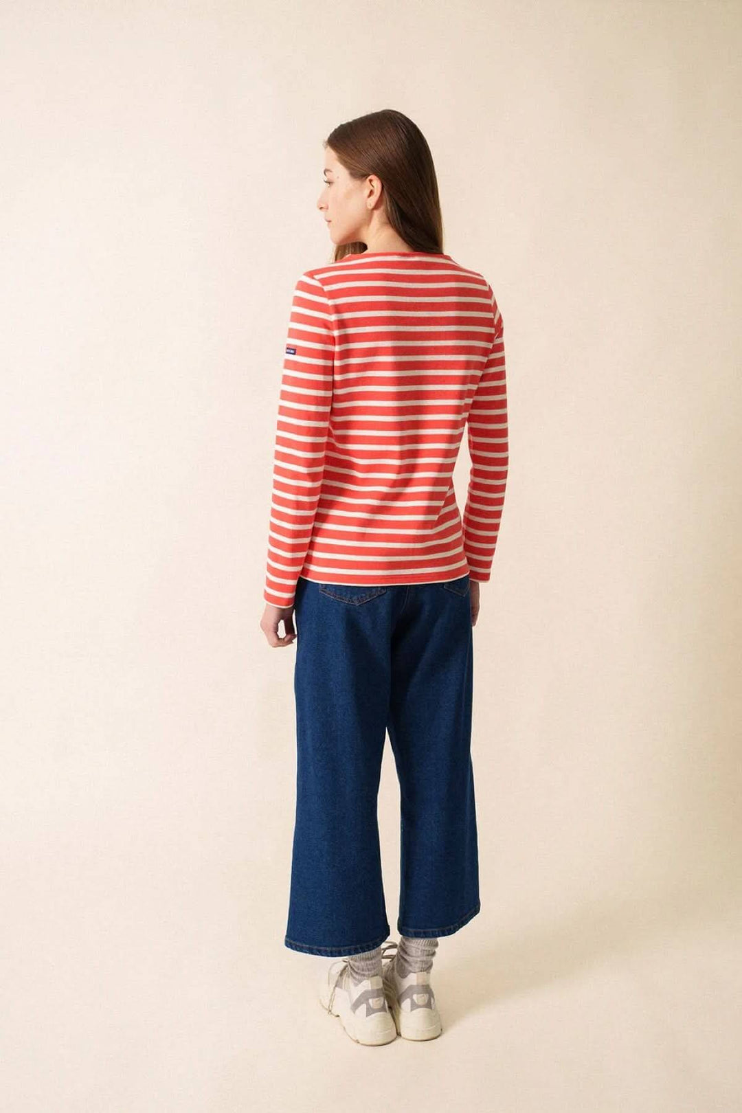 Chandail Méridame II à rayures, coupe féminine, confortable, en coton cardé, porté par une femme vue de dos.