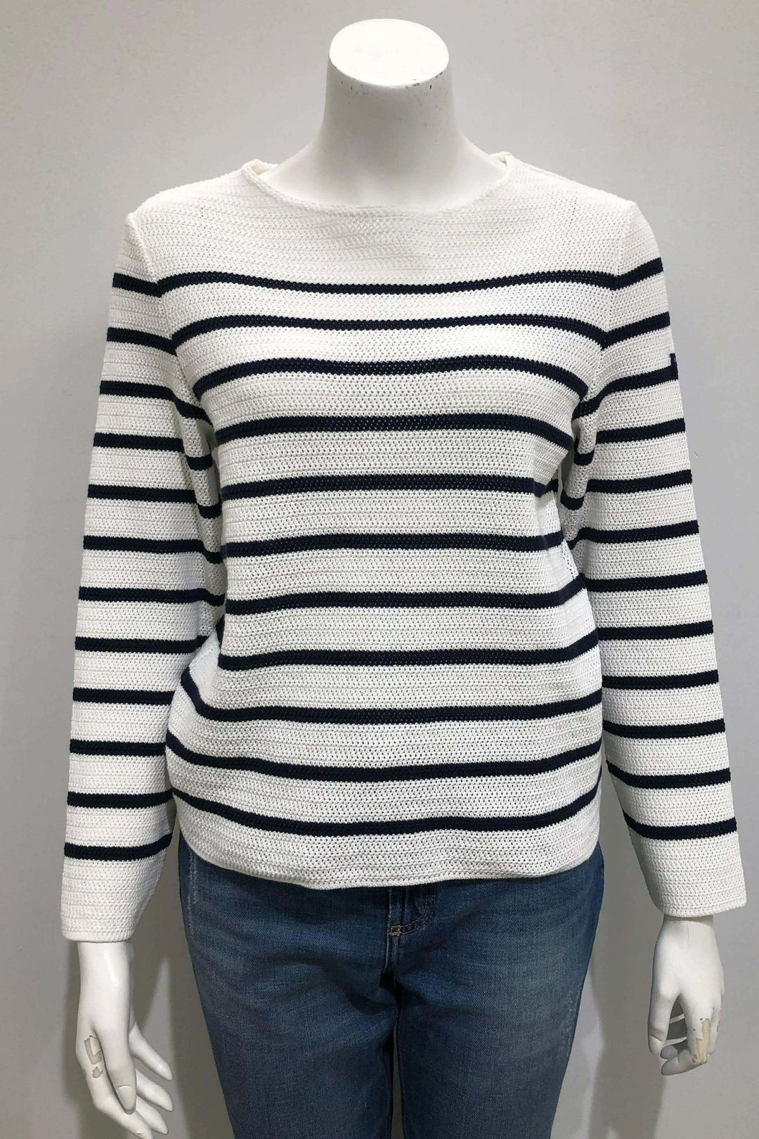 Chandail MARTIGUES, maille rayée texturée blanc et noir, coupe droite, manches longues, essentiel polyvalent pour tous les jours.