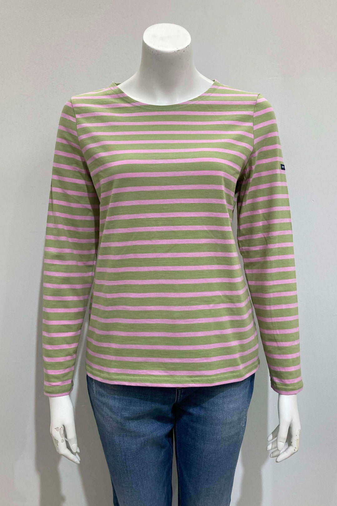 Chandail Minquidame rayé avec coupe droite et manches longues, présenté sur un mannequin, idéal pour un style quotidien et confortable.