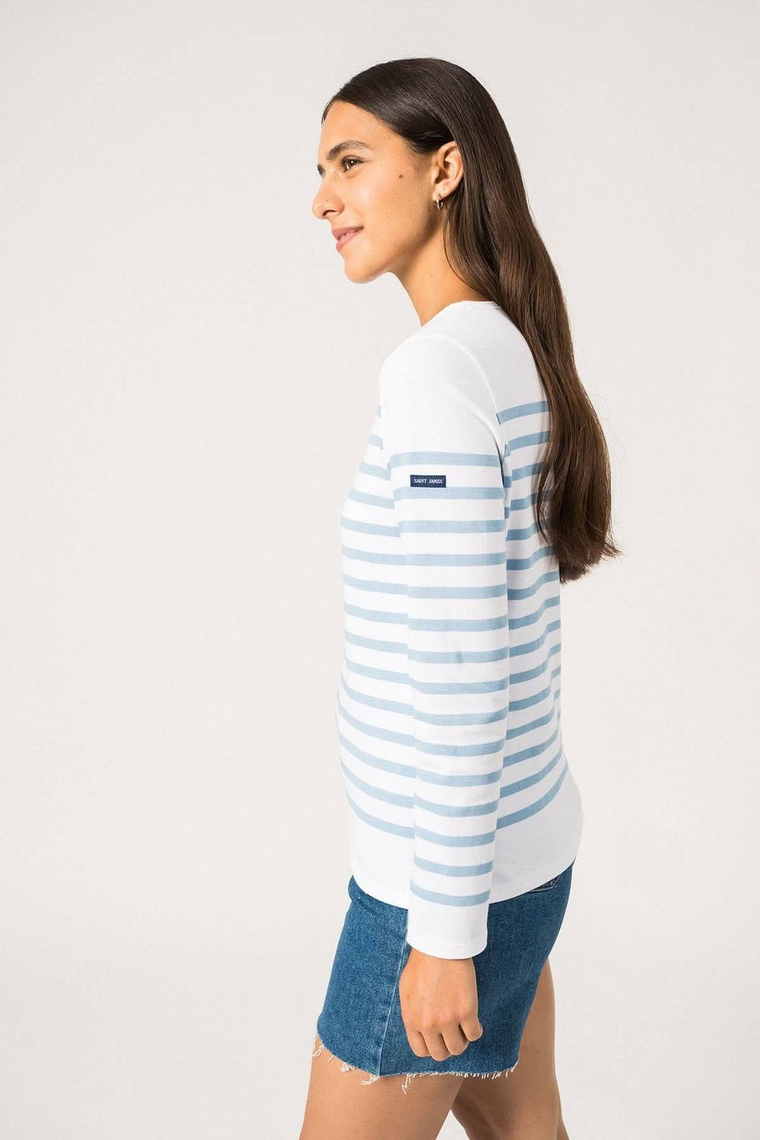 Chandail naval femme avec rayures bleu gitane, manches longues, coupe ajustée, en coton doux.