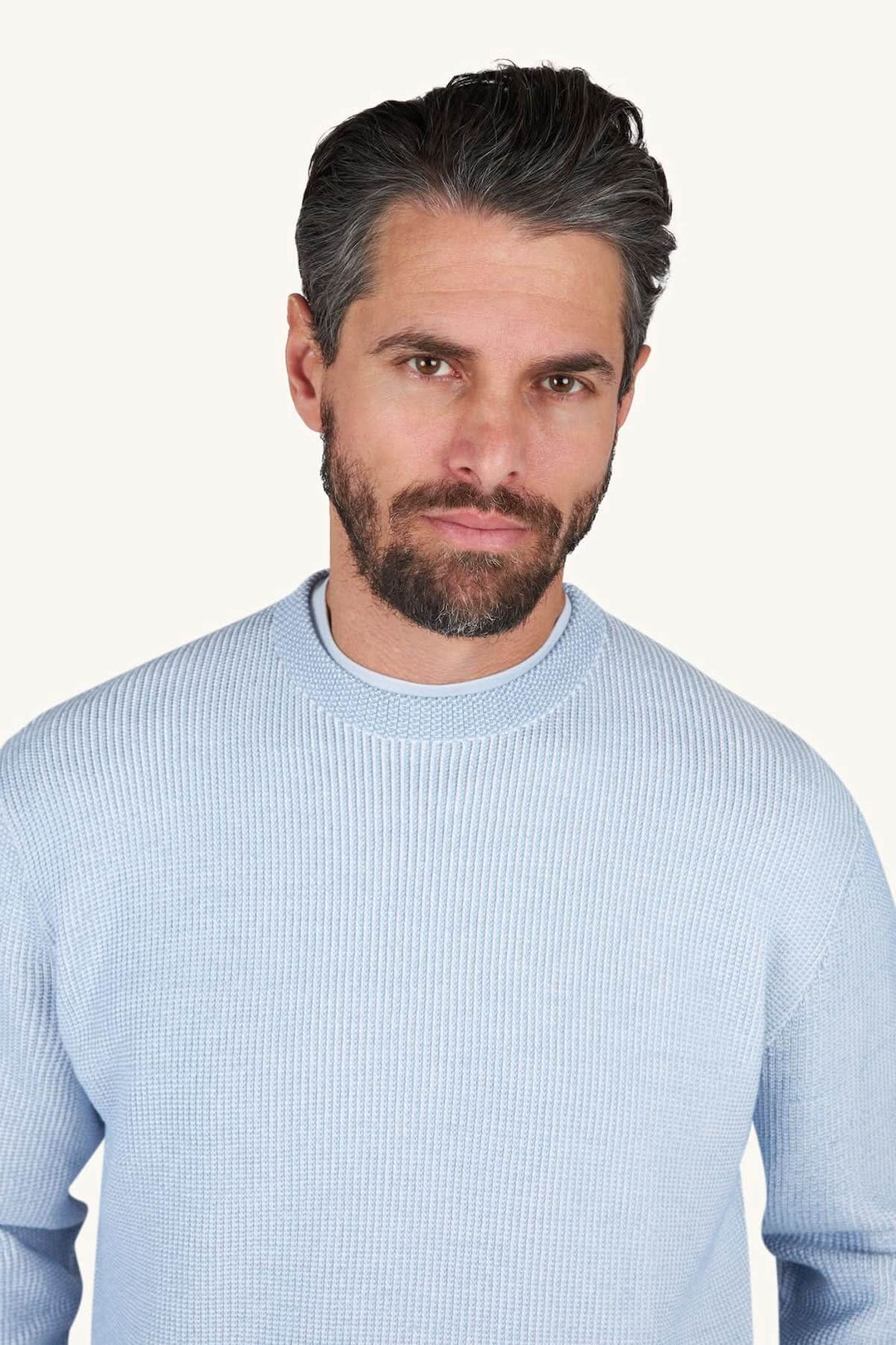 Homme portant le Chandail Piuma en coton ultraléger avec maille texturée, coupe régulière, idéal pour la mi-saison, style Paul &amp; Shark.