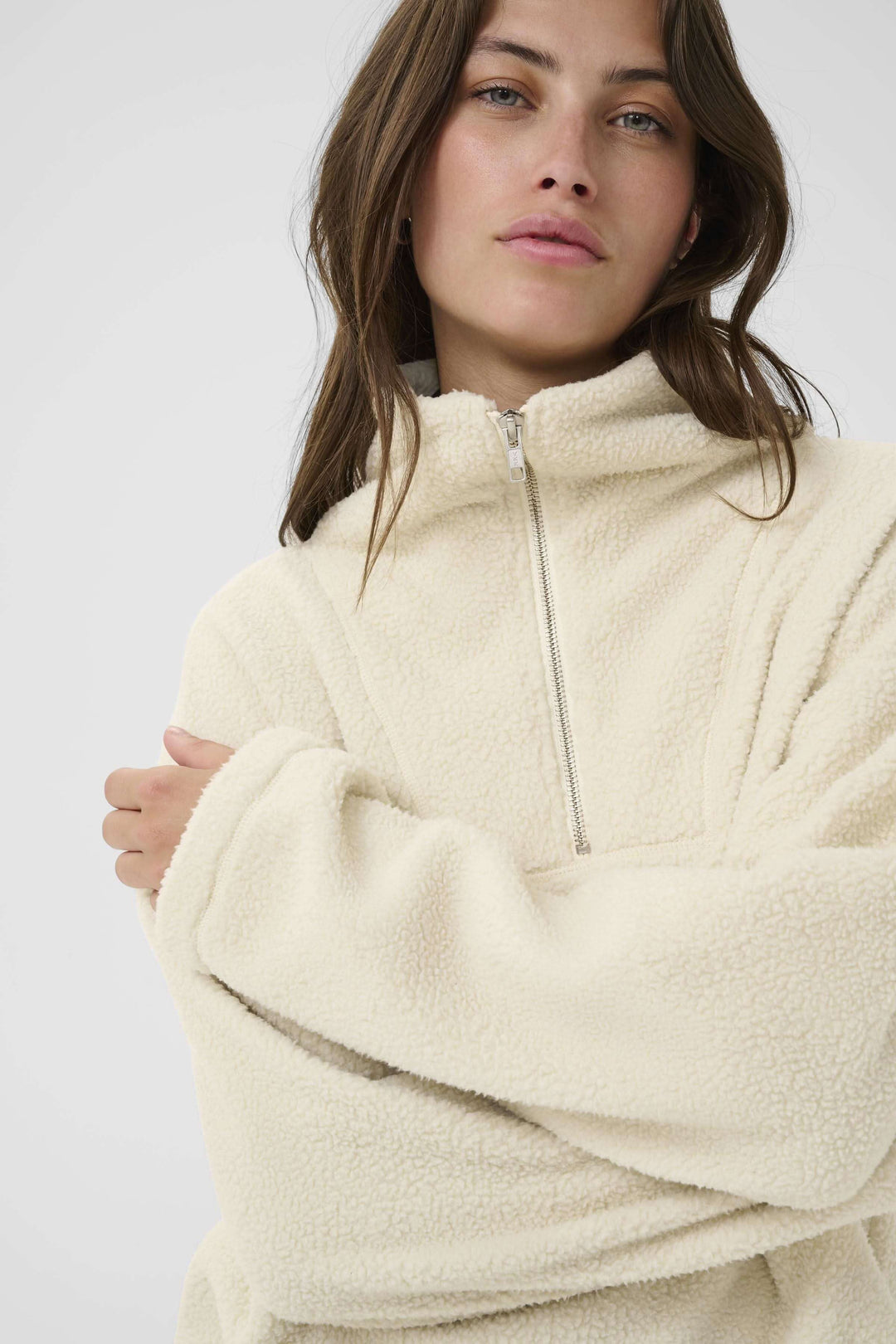 Chandail Sirana en tissu effet sherpa avec col montant zippé pour style cosy et confort en mi-saison.