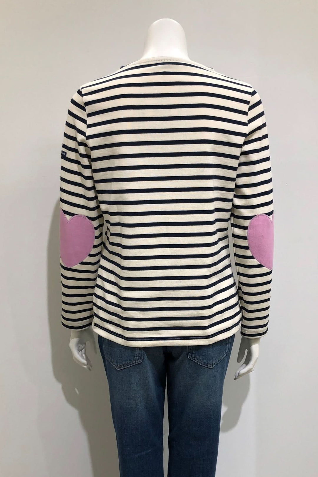 Chandail VAUJANY marinière avec coudières en forme de cœur, parfait pour un look tendance et confortable, vu de dos.